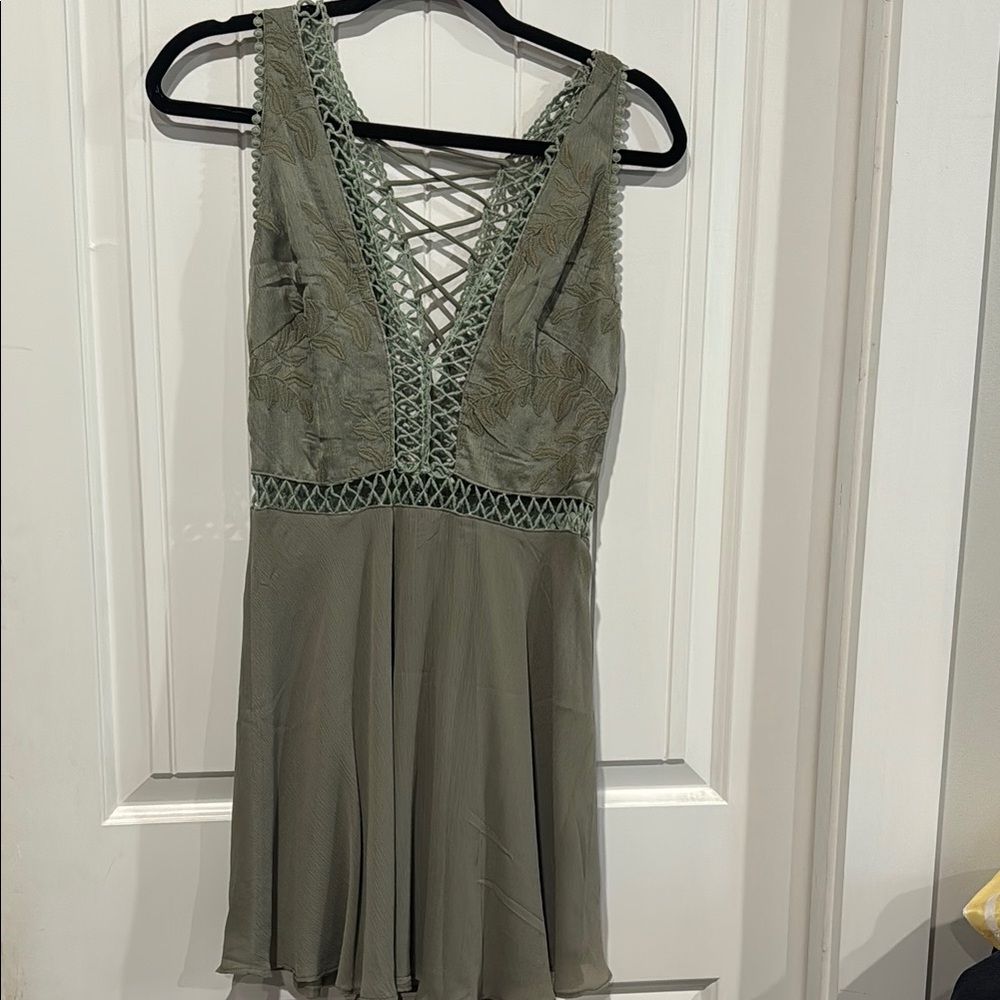 NWT Sleeveless Lace-Up V-Neck Women's Dress in Sage Green